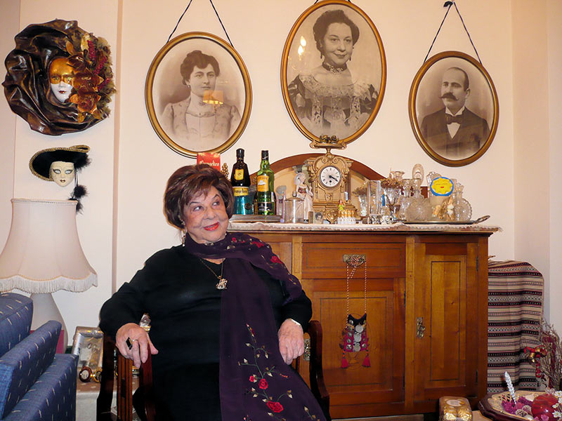 Η Σμάρω στο σπίτι της