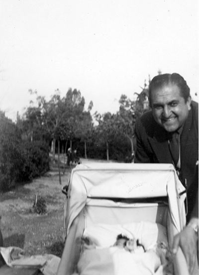 Ο Βάσος Σεϊτανίδης με την κόρη του Λήδα στο καροτσάκι