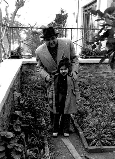 Ο Βάσος Σεϊτανίδης με την κόρη του Λήδα στον κήπο τους